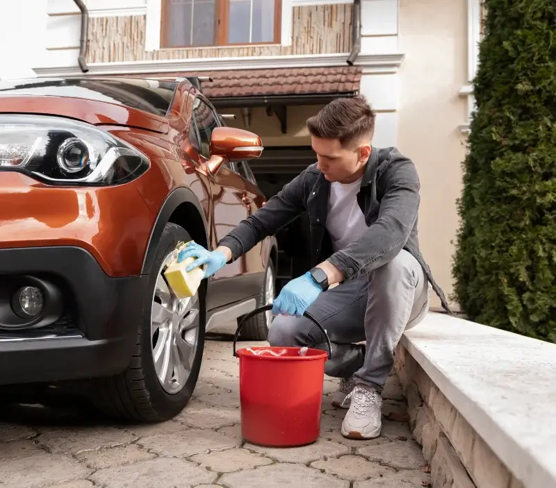Lavage auto à domicile Saint-Pierre-de-Manneville : professionnel intervenant sur un véhicule